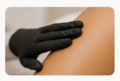 Analyse de la peau par une professionnelle de santé avant de commencer l'épilation laser.