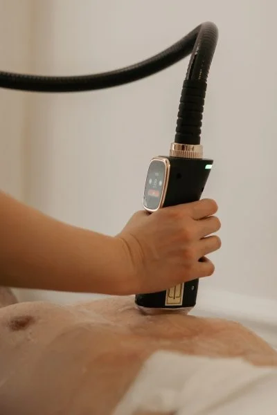Système de refroidissement intégré du laser améliorant le confort pendant la séance d'épilation laser.