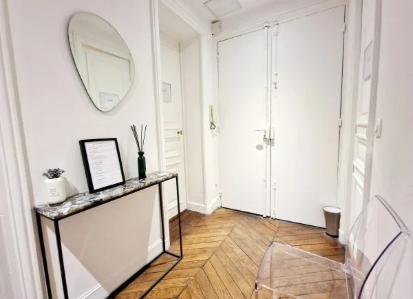 Entrée du cabinet Sielle Paris avec une console et un espace d’attente.