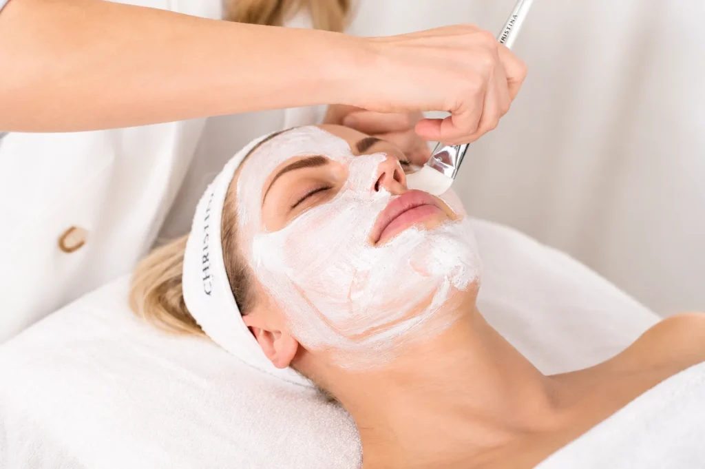 Application d’un masque apaisant sur le visage après un peeling Rose de Mer.