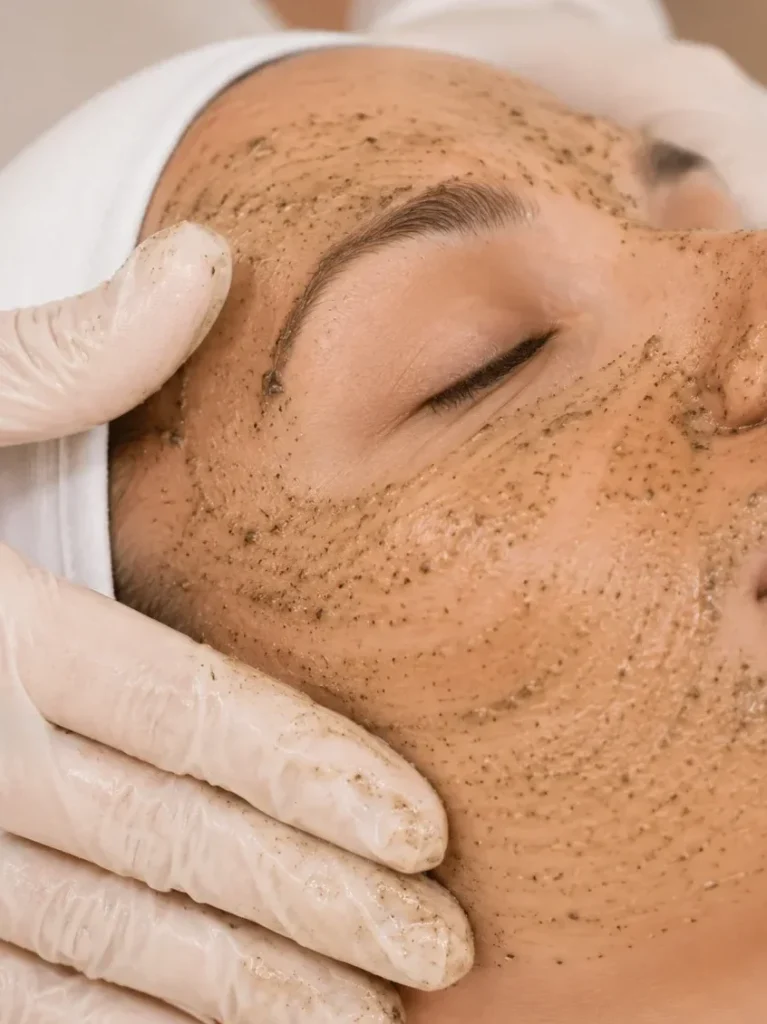 Application du peeling Rose de Mer par massage manuel sur le visage