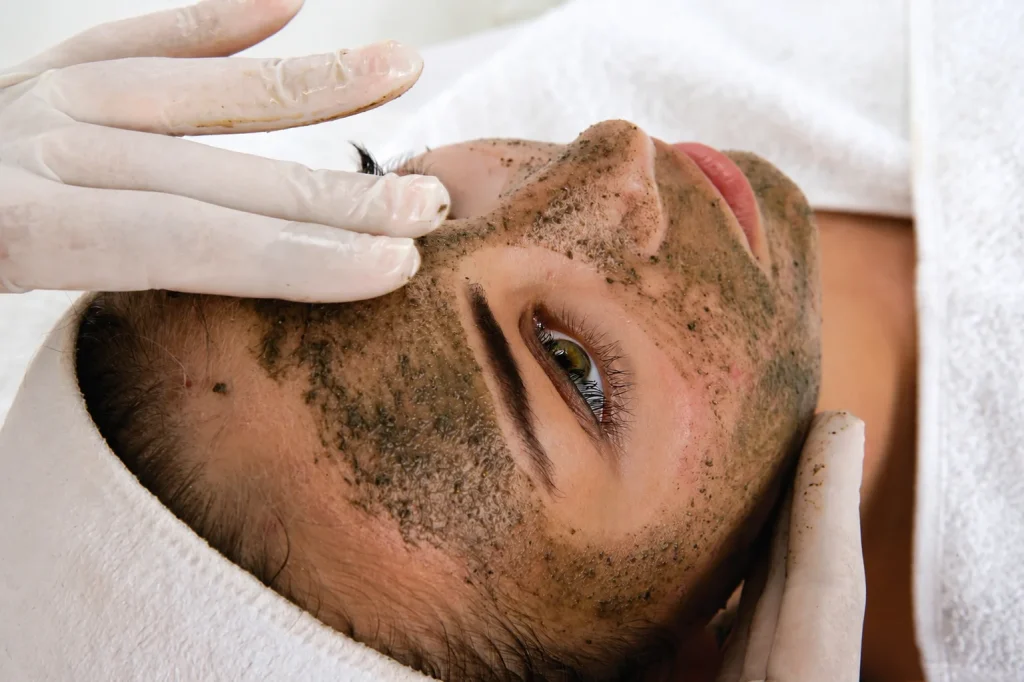 Application du Peeling Rose de Mer lors d’un soin du visage chez SIELLE PARIS