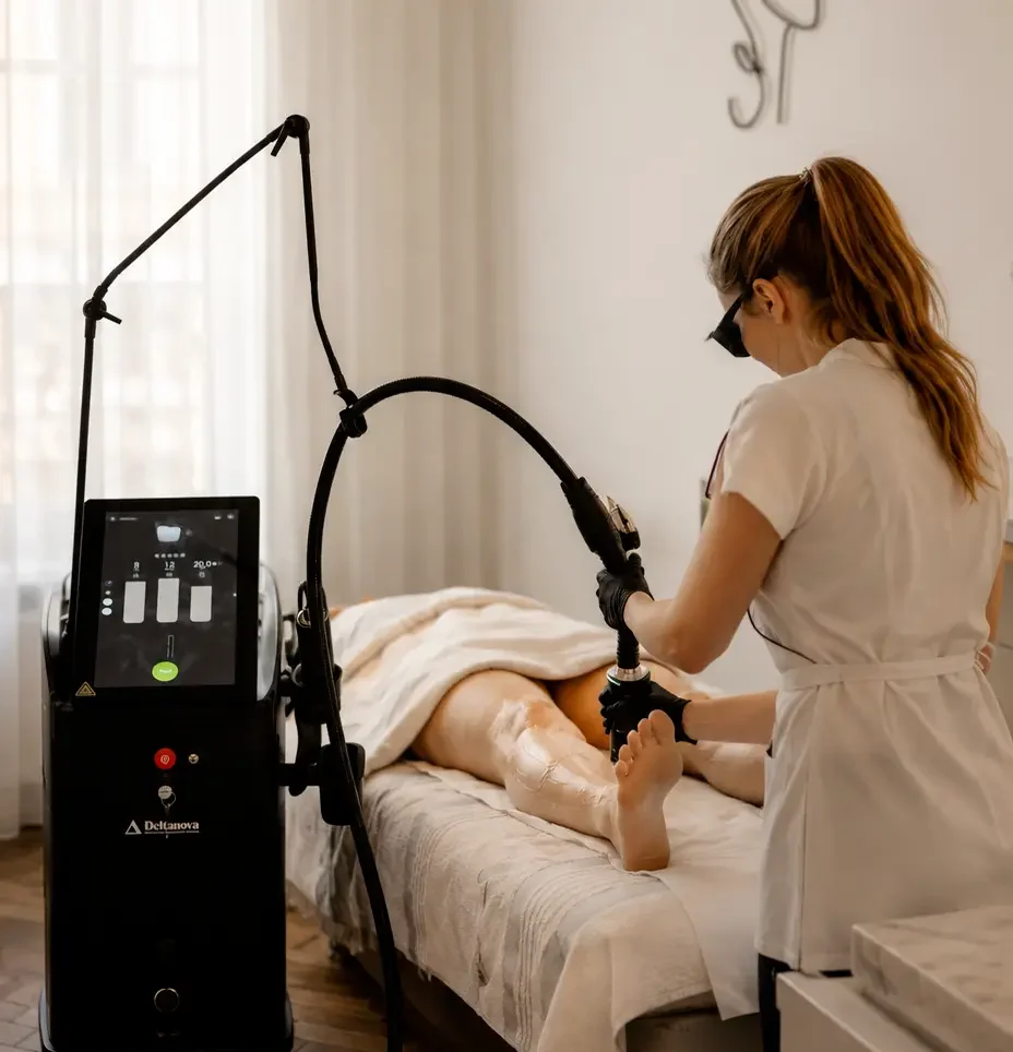 Infirmière réalisant une séance d'épilation laser diode sur une patiente au cabinet Sielle Paris spécialisé en soins esthétiques à Paris 16.