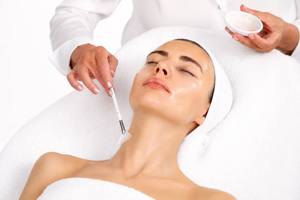 Application d’un soin coup d’éclat visage pour hydrater la peau et raviver la luminosité du teint chez SIELLE PARIS