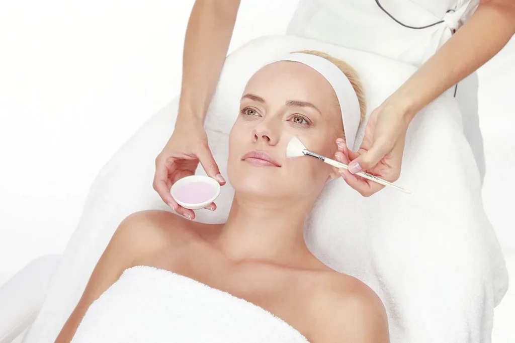 application d'un soin visage express au cabinet sielle paris 16
