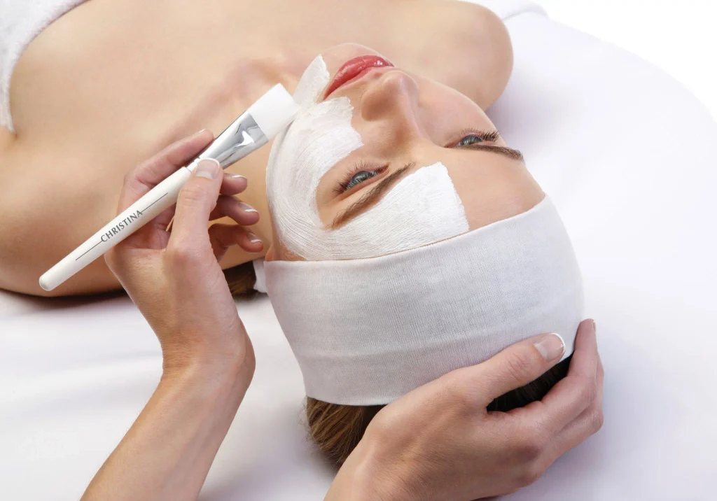 application de soins ciblés pour le visage sur modèle au cabinet sielle paris 16